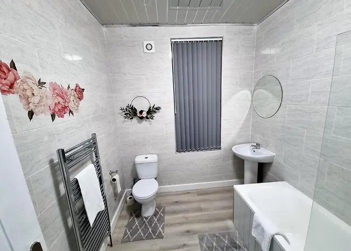 Holiday home *11br* Setup For Your Amazing Relaxed + Free Parking + Free Fast Wifi * *