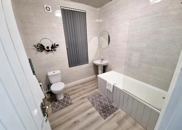 Holiday home *11br* Setup For Your Amazing Relaxed + Free Parking + Free Fast Wifi * *